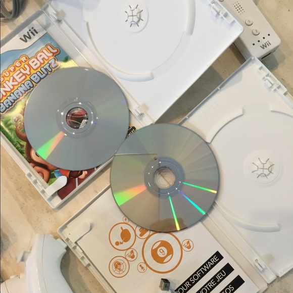 Wii Console Nintendo RVL-001 2 Remotes RVL 001 Controllers 2 Games Complete - Picture 6 of 11